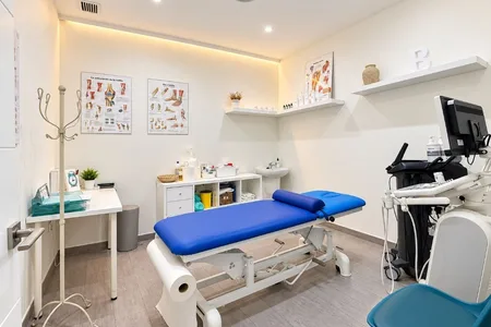 Consulta de fisioterapia con ecógrafo en Clínica Bailío, Córdoba