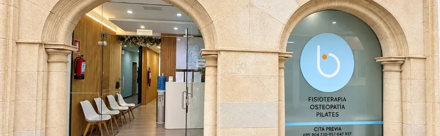 Entrada de Clínica Bailío en el centro de Córdoba