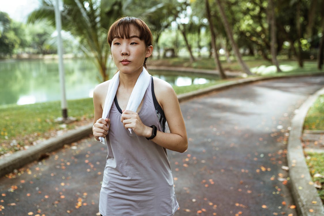 Vuelves a correr en primavera y todo duele: qué le pasa a tu cuerpo