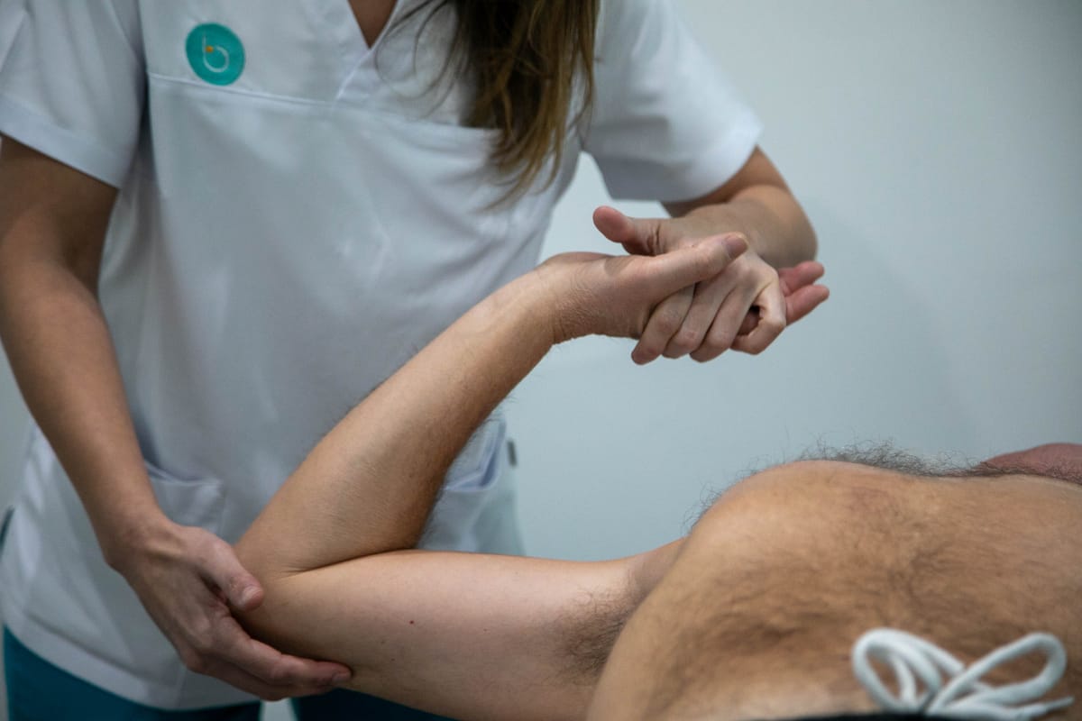 Epicondilitis (codo de tenista): por qué no mejora solo con hielo