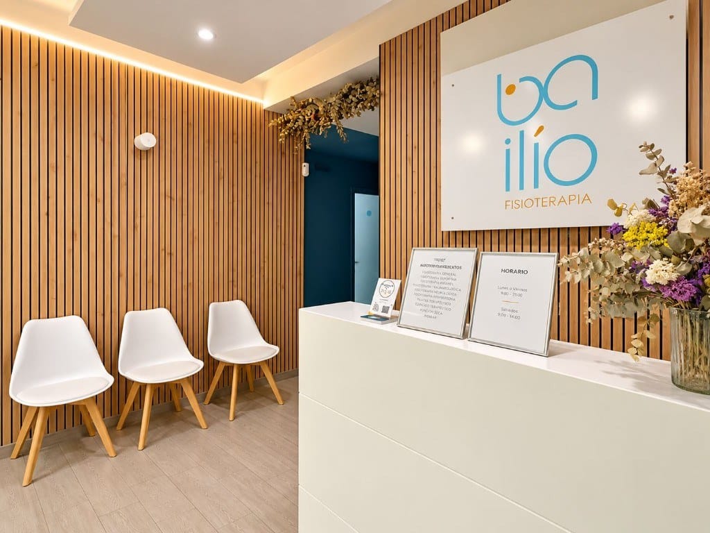 Recepción de Clínica Bailío, con un ambiente más claro y agradable