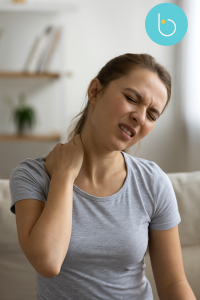 mujer con dolor en trapecio por sobrecarca