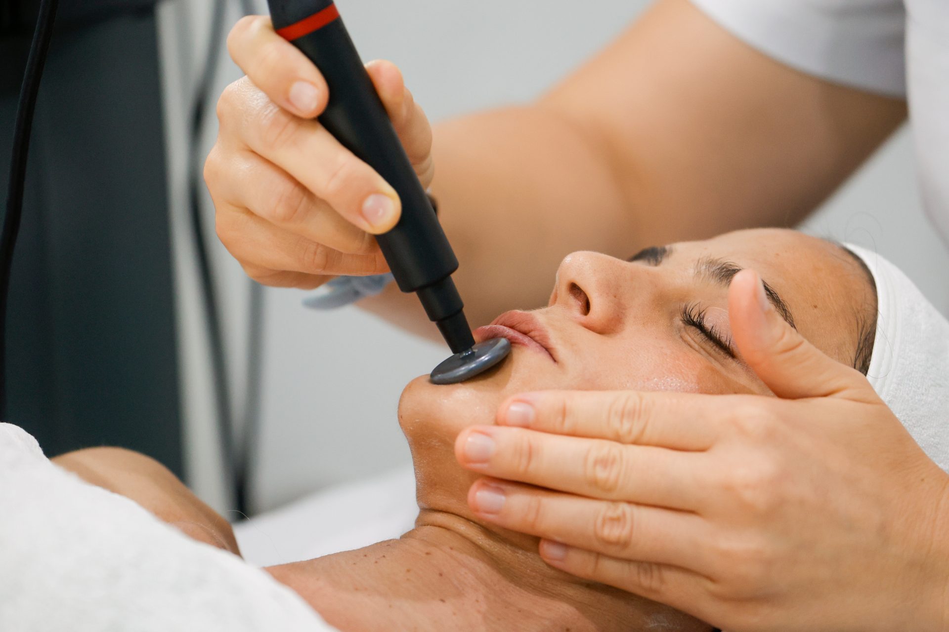 Aplicación de radiofrecuencia INDIBA en tratamiento antiaging facial en Clínica Bailío, Córdoba